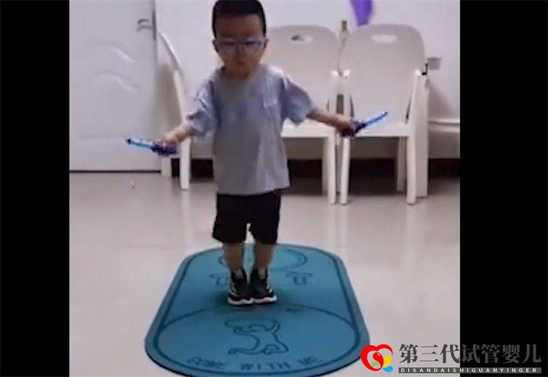 7歲男孩基因突變身高停在3歲，父母陪伴跳繩追高(圖1)