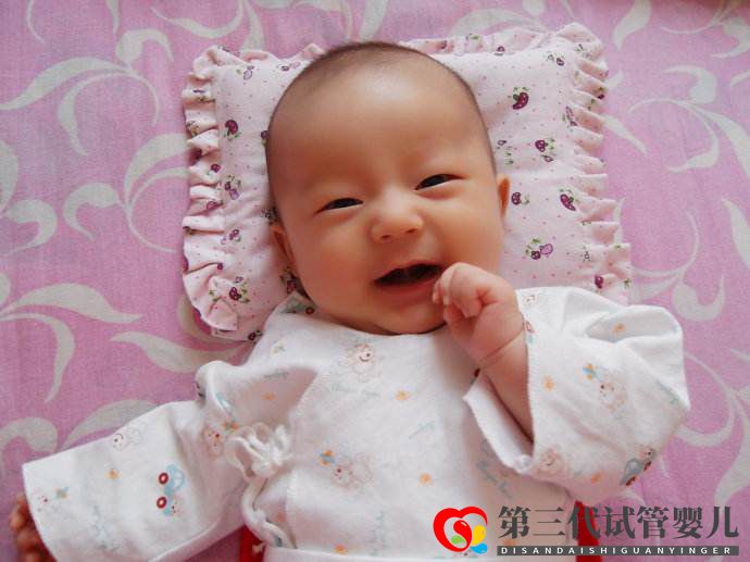 寶寶沒事就傻笑，正常嗎？這些令人不安的小動作，是高智商的表現(xiàn)(圖1)