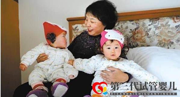 60歲失獨盛海琳試管生下雙胞胎，11年過去了，一家人4口過得如何(圖1)